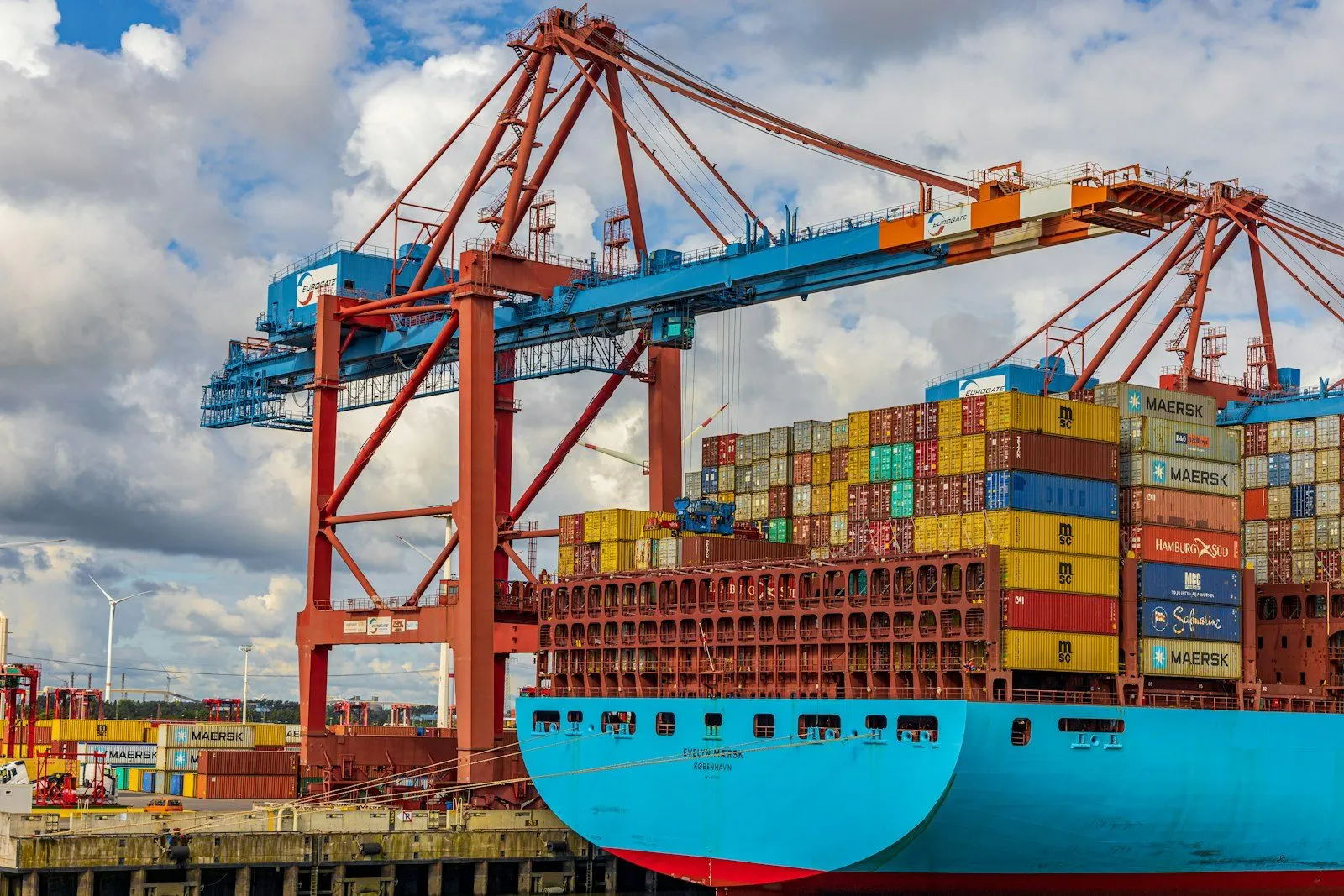 Grúas de puerto operando sobre un buque portacontenedores